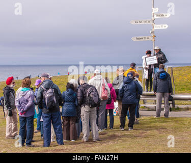 L'île de Grimsey, Islande. 31 juillet, 2015. Les passagers des bateaux de croisière jusqu'à avoir leur photo prise à un panneau indiquant qu'ils ont traversé le cercle arctique sur l'île de Grimsey 40 km (24,8 mi) au large de l'île principale de l'Islande. Dans l'océan Arctique, à cheval sur le cercle arctique, Grimsey est le site touristique d'oiseaux destination. © Arnold Drapkin/ZUMA/Alamy Fil Live News Banque D'Images