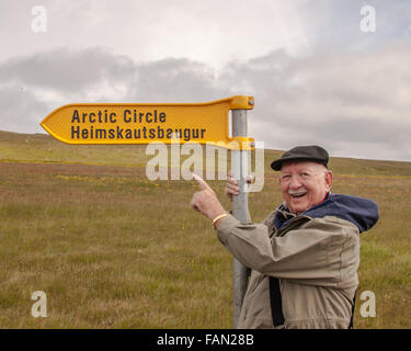 L'île de Grimsey, Islande. 31 juillet, 2015. Un bateau de croisière les points touristiques d'un panneau indiquant le chemin vers le cercle arctique sur l'océan Arctique île de Grimsey 40 km (24,8 mi) au large de l'île principale de l'Islande. Dans l'océan Arctique, à cheval sur le cercle arctique, l'île de Grimsey est le site touristique d'oiseaux destination. © Arnold Drapkin/ZUMA/Alamy Fil Live News Banque D'Images