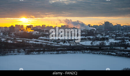 Tôt le matin, le golden sun s'élève au-dessus d'Ottawa et Gatineau. Banque D'Images