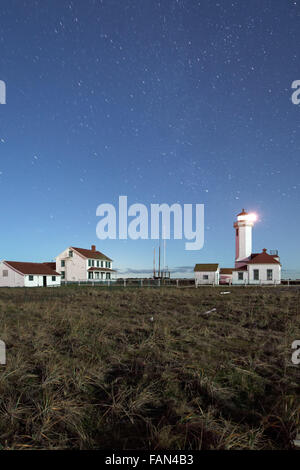 Point Wilson Phare sous un ciel étoilé, Fort Worden State Park, Port Townsend, Washington, USA Banque D'Images