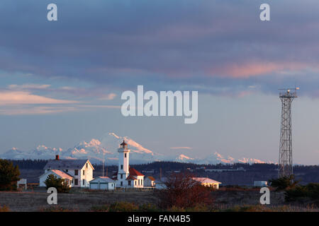 Point Wilson phare et le mont Baker au lever du soleil, Fort Worden State Park, Port Townsend, Washington, USA Banque D'Images