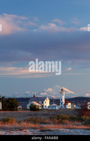 Point Wilson phare et le mont Baker au lever du soleil, Fort Worden State Park, Port Townsend, Washington, USA Banque D'Images