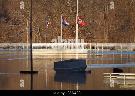 Valley Park, Missouri, États-Unis. 1er janvier 2016. Les eaux de crue de la rivière Meramec près du parc à proximité, dans la vieille ville de Fenton. Crédit : Gino's Premium Images/Alamy Live News Banque D'Images