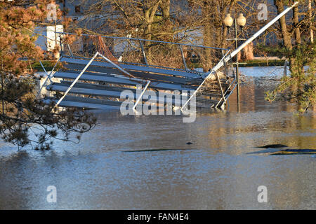 Valley Park, Missouri, États-Unis. 1er janvier 2016. Les eaux de crue de la rivière Meramec près du parc à proximité, dans la vieille ville de Fenton. Crédit : Gino's Premium Images/Alamy Live News Banque D'Images