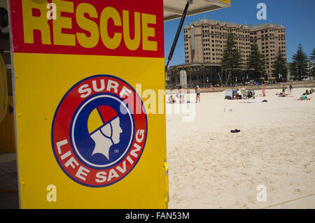 Adelaide en Australie. 2 janvier 2016.Surf et sauvetage bénévoles sont visibles à Glenelg Beach un jour deux garçons âgés de onze sont morts d'un accident de noyade le jour du Nouvel An tout en nageant à la populaire plage de Glenelg à Adélaïde après tomber des rochers et avoir de la difficulté à faire crédit : amer ghazzal/Alamy Live News Banque D'Images