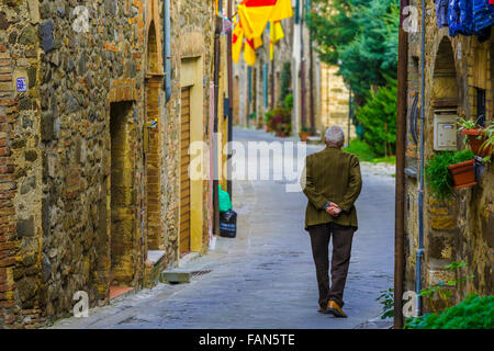 Les balades seniour rue pavées en Toscane Banque D'Images