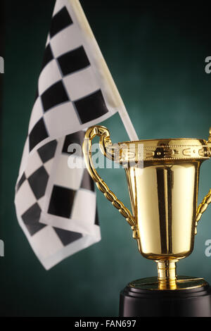 Checker flag se dresse sur trophy Banque D'Images