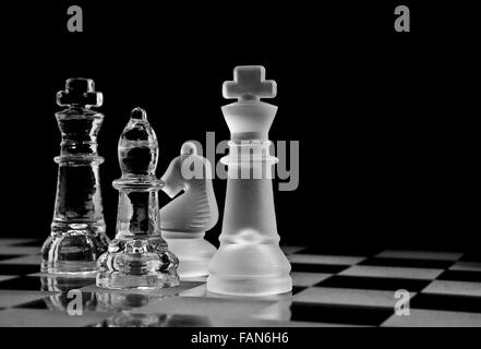 Pièces d'échecs sur un échiquier en verre Banque D'Images