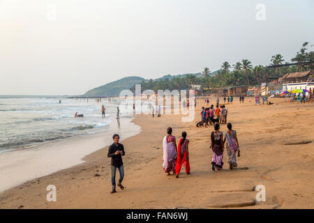 ANJUNA, INDE - Le 14 octobre 2015 : Unindentified les gens sur la plage de Anjuna, Inde. Budapest est célèbre pour ses partie trance Banque D'Images