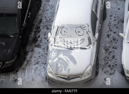 Le 2 janvier, 2016 - drôle de visage sur la neige couvert © Igor Golovniov/ZUMA/Alamy Fil Live News Banque D'Images