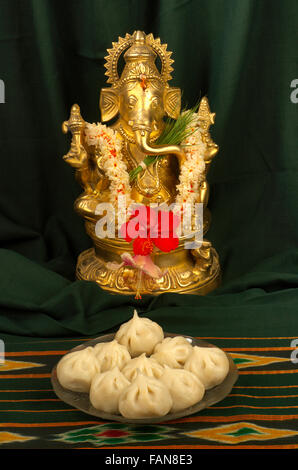 Et Ganesh, un modak maharashtrian typique sweet, Pune, Maharashtra, Inde Banque D'Images