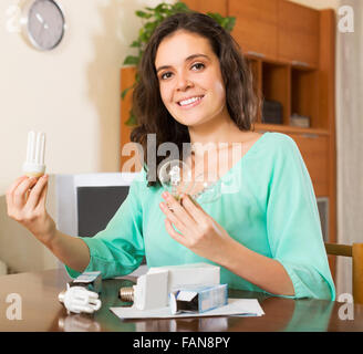 Smiling woman holding ampoules à la maison Banque D'Images