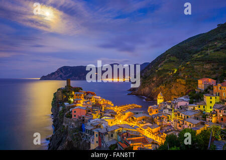 Compte tenu de l'aube avant le port de Vernazza et tour de l'église de Santa Margherita d'Antiochia avec ville de Monorossa vue dans la distance, Banque D'Images