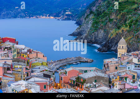 Compte tenu de l'aube avant le port de Vernazza et tour de l'église de Santa Margherita d'Antiochia avec ville de Monorossa vue dans la distance, Banque D'Images