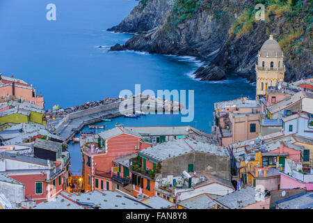 Compte tenu de l'aube avant le port de Vernazza et tour de l'église de Santa Margherita d'Antiochia, Italie Banque D'Images