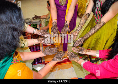 Mehendi sur les mains de la mariée. Pune, Maharashtra. Banque D'Images