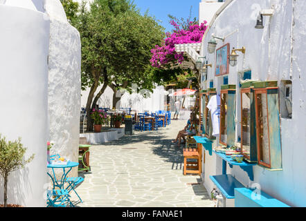 Les rues pittoresques de l'île de Folegandros Chora blanchis, Cyclades, Grèce Banque D'Images