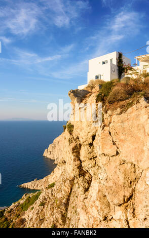 Cliff Top hôtel blanchi à la chaux dans la Chora, Folegandros, Cyclades, Grèce Banque D'Images
