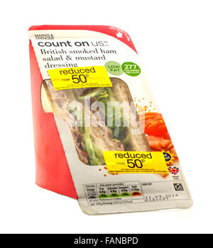Sandwich à la salade de jambon fumé réduit de Marks et Spencer sur fond blanc Banque D'Images