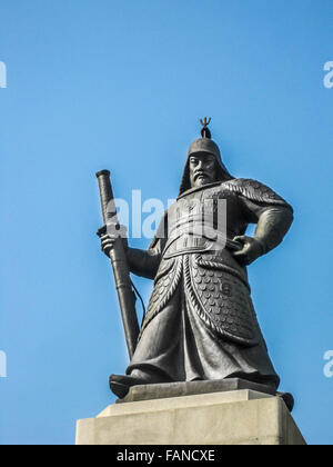 Statue de l'amiral Yi Sun-Sin en centre-ville de Séoul, Corée du Sud. Banque D'Images