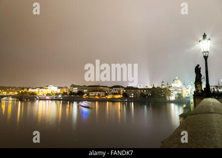 Soleil se couche et la nuit commence à Prague en une journée d'automne Banque D'Images