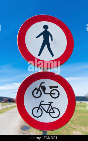 Les panneaux de circulation double interdit aux piétons, vélos et motos Banque D'Images