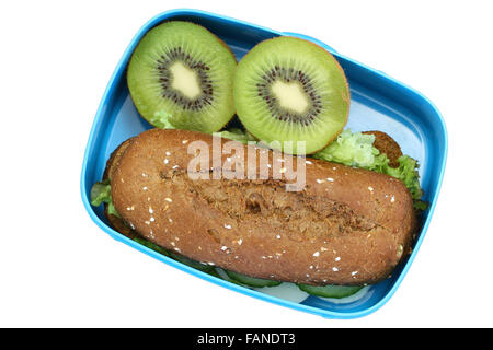 École en santé boîte à lunch contenant du pain brun et du kiwi sandwich isolated on white Banque D'Images