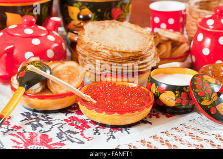 Le Mardi Gras russe - repas crêpes au caviar et plateau Banque D'Images