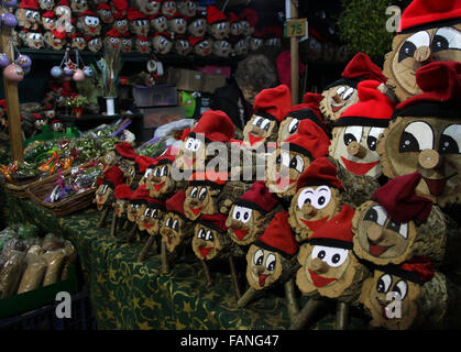 Tió Caga ouvre une stalle de Fira de Santa Llúcia, Marché de Noël à Barcelone Banque D'Images