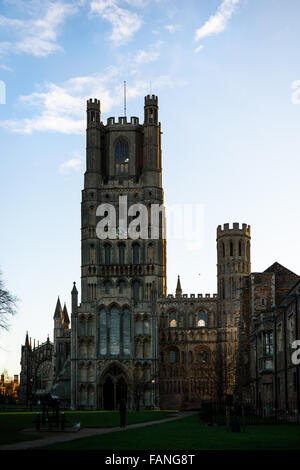 L'Aube à l'entrée ouest de la cathédrale d'Ely, l'Angleterre, dont la construction a commencé en 1081 pendant le règne de William I. Banque D'Images