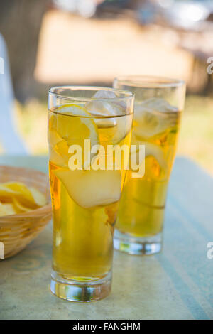 Deux verres de jus de raisin dans une terrasse. Banque D'Images