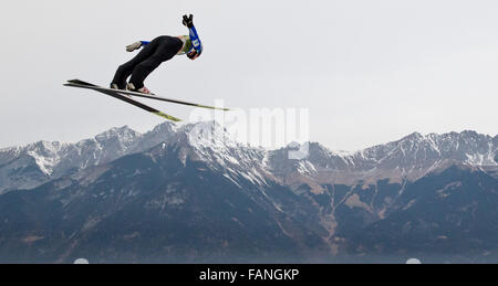 Innsbruck, Autriche. 09Th Jan, 2016. Daniel-Andre Tande de Norvège s'élance dans l'air pendant une session de formation de la troisième étape des quatre Hills ski compétition de sauts à Innsbruck, Autriche, 02 janvier 2016. Photo : DANIEL KARMANN/dpa/Alamy Live News Banque D'Images