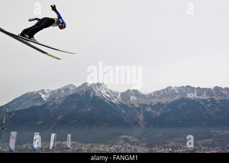 Innsbruck, Autriche. 09Th Jan, 2016. Daniel-Andre Tande de Norvège s'élance dans l'air pendant une session de formation de la troisième étape des quatre Hills ski compétition de sauts à Innsbruck, Autriche, 02 janvier 2016. Photo : DANIEL KARMANN/dpa/Alamy Live News Banque D'Images