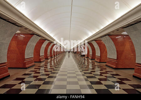 Le concours entre les plates-formes à la station Park Pobedy sur le métro de Moscou, Moscou, Russie. Banque D'Images