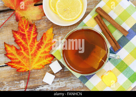 Thé, feuille d'automne, le citron et les bâtons de cannelle Banque D'Images