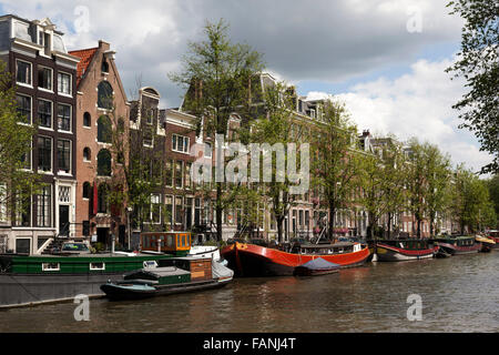 Canal, gracht, avec péniches à Amsterdam, Hollande, Pays-Bas Banque D'Images