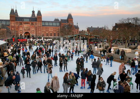 Beaucoup de Néerlandais et les touristes à patiner à la patinoire temporaire au Museumplein (Place des musées), Amsterdam, Pays-Bas Banque D'Images