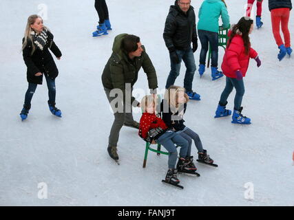 Beaucoup de Néerlandais et les touristes à patiner à la patinoire temporaire au Museumplein (Place des musées), Amsterdam, Pays-Bas Banque D'Images