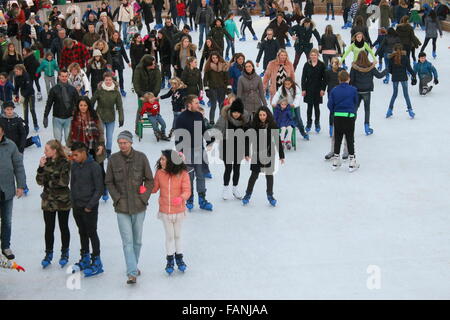 Beaucoup de Néerlandais et les touristes à patiner à la patinoire temporaire au Museumplein (Place des musées), Amsterdam, Pays-Bas Banque D'Images