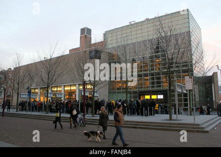 Les touristes se tenant dans la ligne au Van Gogh Museum au Museumplein (Place des musées), Amsterdam, Pays-Bas. Banque D'Images