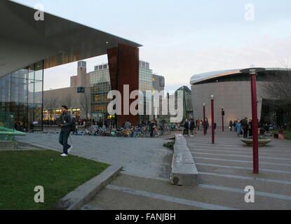 Les touristes à la nouvelle entrée au musée Van Gogh au Museumplein (Place des musées), Amsterdam, Pays-Bas. Banque D'Images