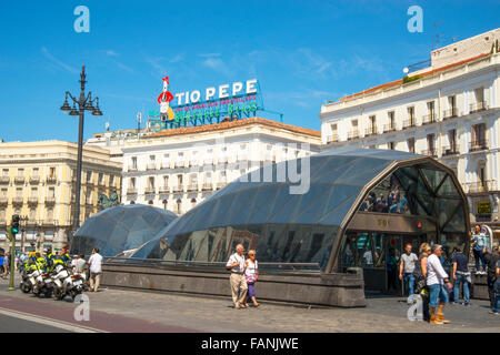 Gare Cercanias et Tio Pepe panneau sur son nouvel emplacement. La Puerta del Sol, Madrid, Espagne. Banque D'Images