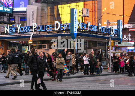 Les panneaux électroniques Light Up Times Square la nuit, NYC Banque D'Images