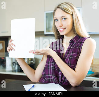 Heureux housiwife avec cuisine à la maison de papier Banque D'Images