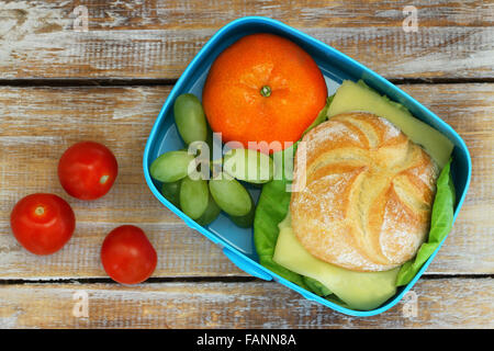 Lunch Box contenant du fromage sandwich, raisin, mandarine et tomates cerises Banque D'Images