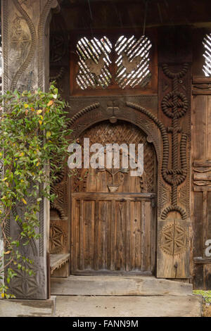 Belle porte à la main à partir de l'entrée dans une maison roumaine Banque D'Images