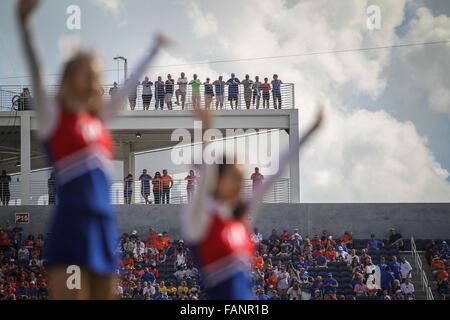 Orlando, Floride, USA. 1er janvier 2016. LOREN ELLIOTT | fois.Fans watch comme high school cheerleaders effectuer avant le Buffalo Wild Wings Citrus Bowl entre les Gators de la Floride et du Michigan Wolverines à Orlando Citrus Bowl Stadium à Orlando, en Floride, le vendredi, Janvier 1, 2016. Credit : Loren Elliott/Tampa Bay Times/ZUMA/Alamy Fil Live News Banque D'Images