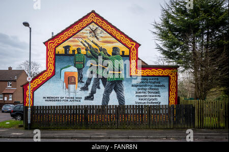 Fresque Républicaine Irlandaise dédiée à 10 grévistes de la faim, décédé en 1981. Murale représentant un dernier salut au cours de l'un des cercueils. Banque D'Images