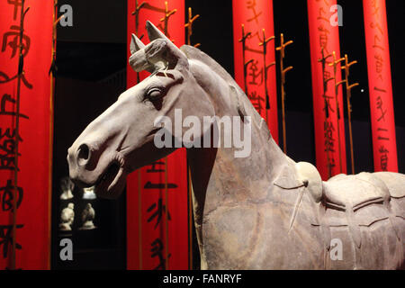 L'Armée de terre cuite chinoise de l'empereur Qin Shi Huang pour la visite à l'affiche au Musée Moesgard, Aarhus, Danemark. Banque D'Images