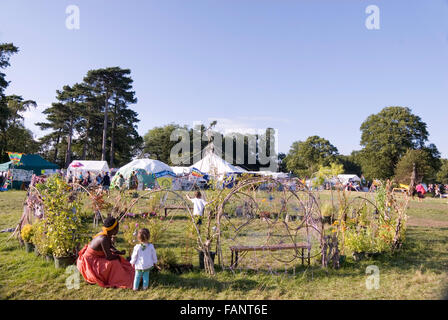 CHEPSTOW, Pays de Galles - Juillet 2014 : une femme et enfants le cercle de fées le 31 juillet à la collecte verte site du festival Banque D'Images